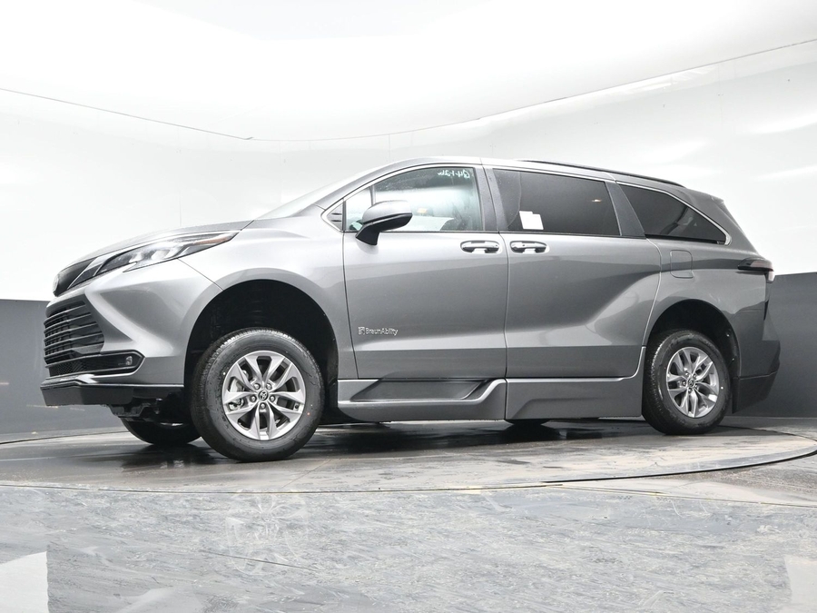 Grey Toyota Sienna image number 16