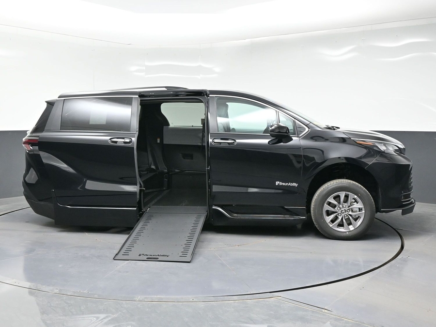 Black Toyota Sienna image number 5