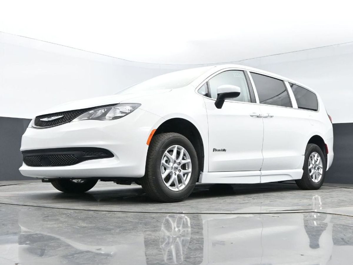 White Chrysler Voyager image number 10
