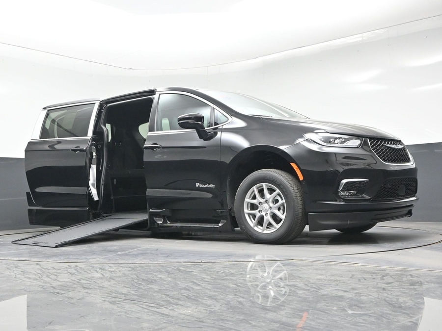 Black Chrysler Pacifica image number 15