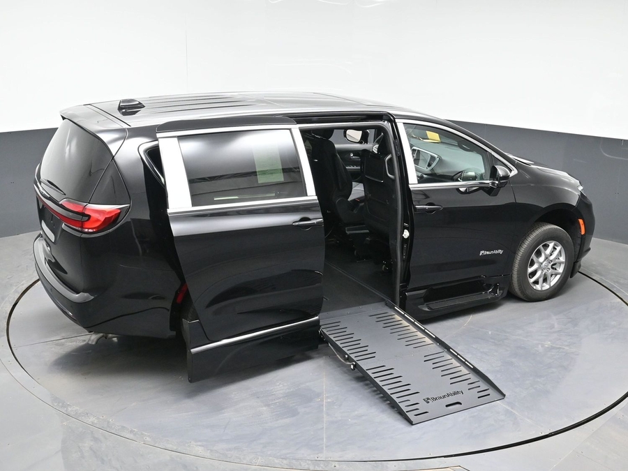 New 2026 Chrysler Pacifica Select Plus - BraunAbility Side Entry Entry Fold Out Automatic Ramp