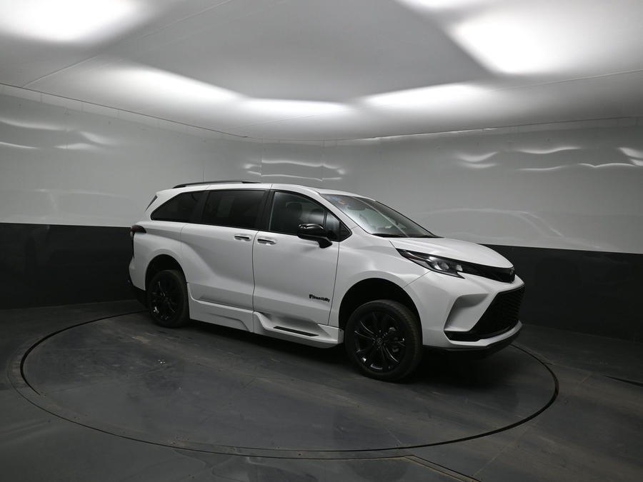 New 2026 Toyota Sienna Hybrid XSE Sport - BraunAbility Side Entry Fold Out Automatic Ramp