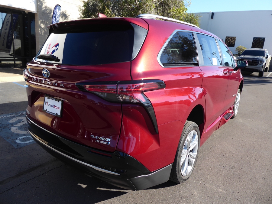 Used 2024 Toyota Sienna Hybrid Platinum - BraunAbility Side Entry In Floor Automatic Ramp
