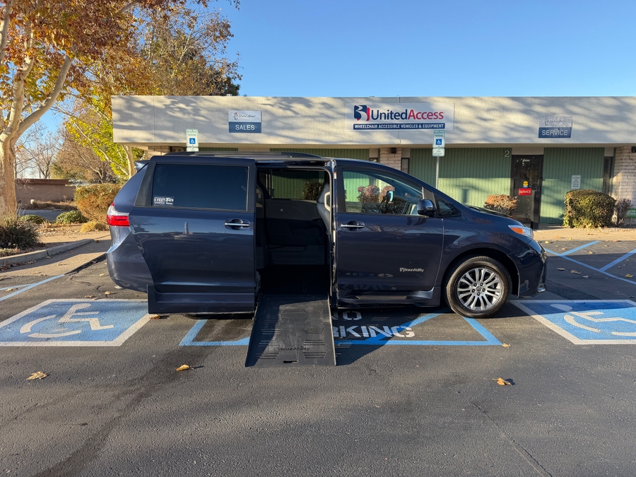Used 2020 Toyota Sienna XLE Base - BraunAbility Side Entry Entry Fold Out Automatic Ramp