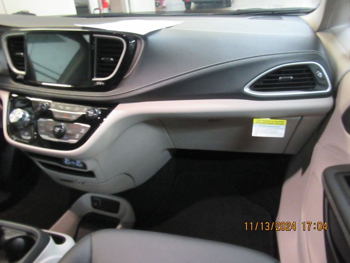 Silver Chrysler Pacifica image number 26