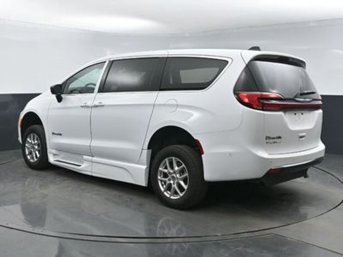 White Chrysler Pacifica image number 4