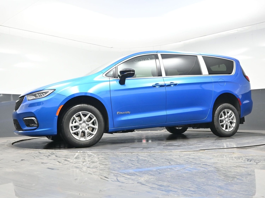 Blue Chrysler Pacifica image number 22