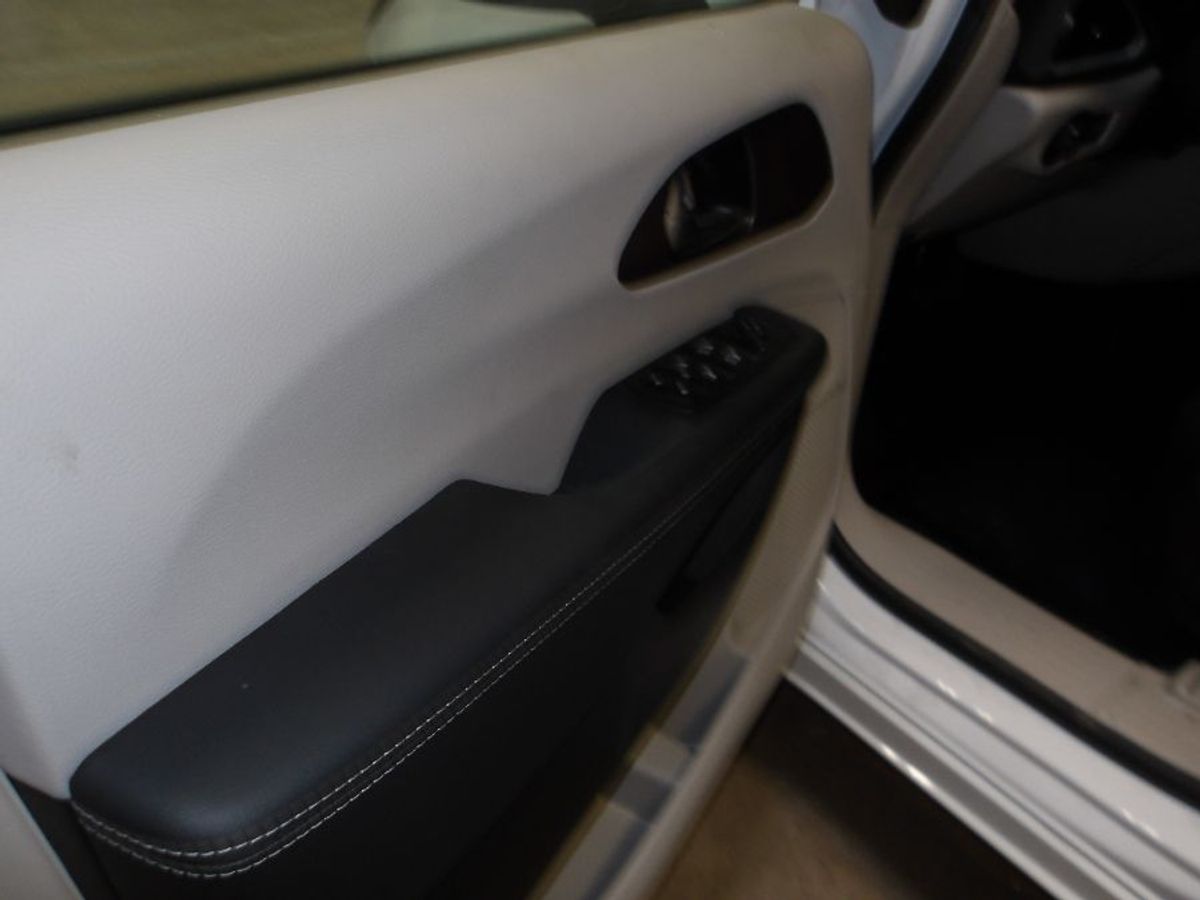 White Chrysler Voyager image number 15