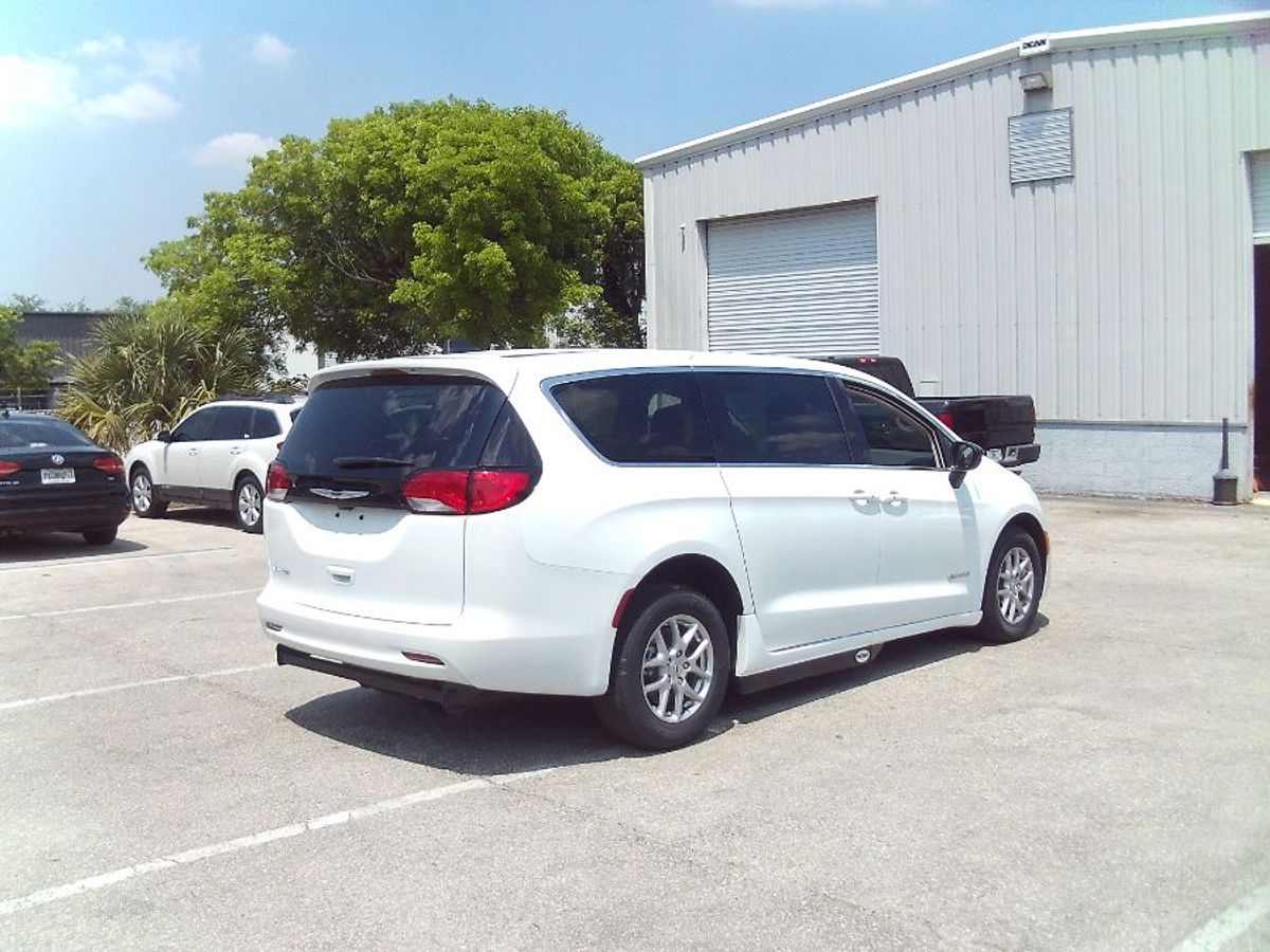 2024 CHRYSLER VOYAGER - Image 7