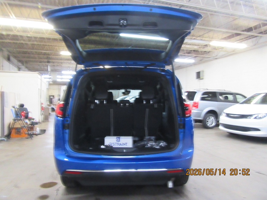 Blue Chrysler Pacifica image number 27