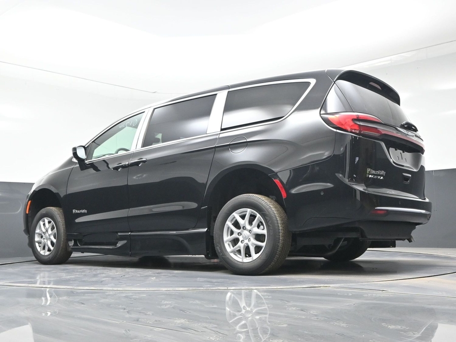 Black Chrysler Pacifica image number 20