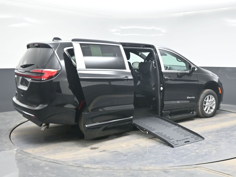 Black Chrysler Pacifica image number 4