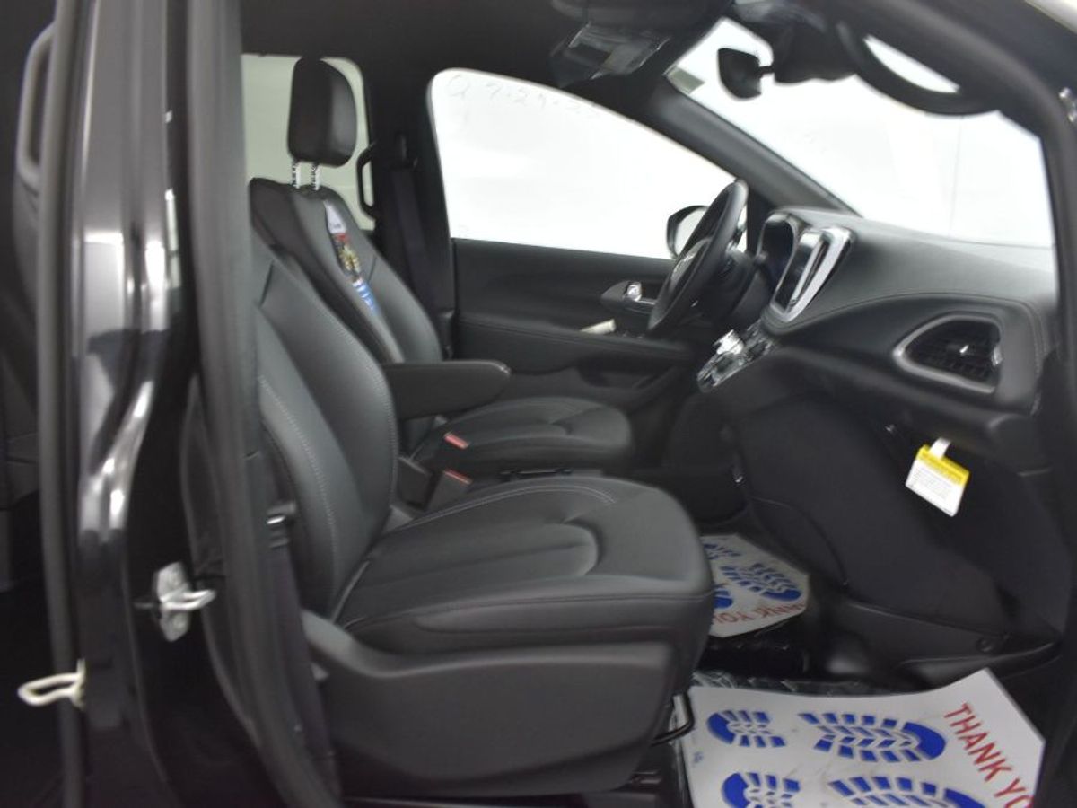 2025 CHRYSLER PACIFICA - Image 9
