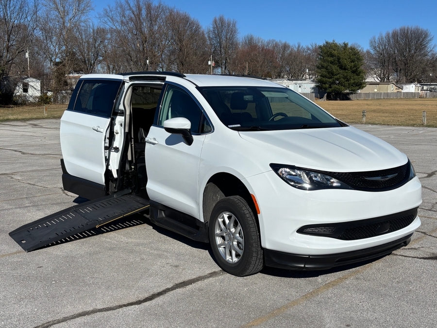 Used 2021 Chrysler Voyager LXi - BraunAbility Commercial Side Entry Entry Fold Out Manual Ramp