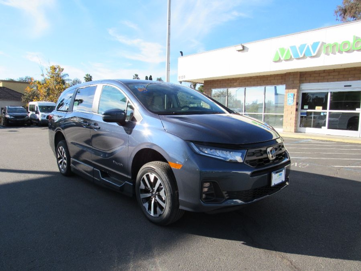 Blue Honda Odyssey image number 7