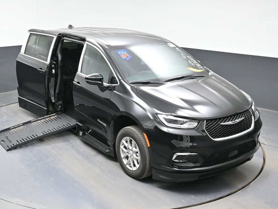 Black Chrysler Pacifica image number 19