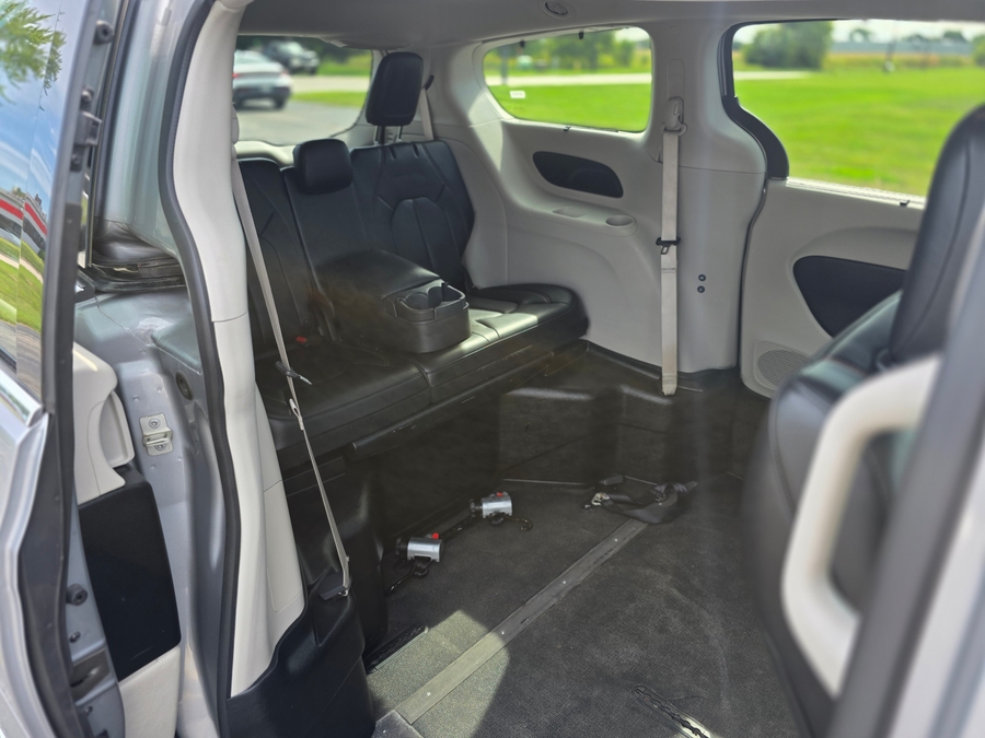 Silver Chrysler Pacifica image number 16