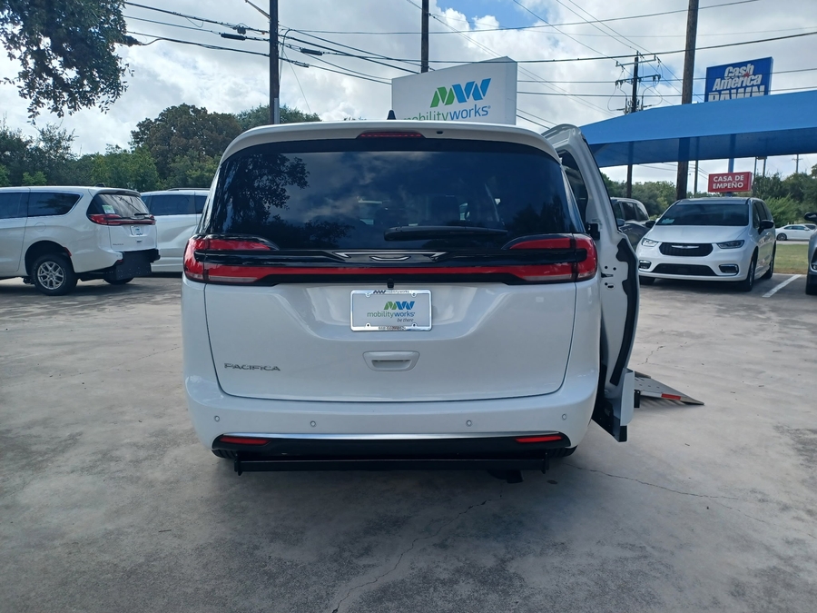 Black Chrysler Pacifica image number 8