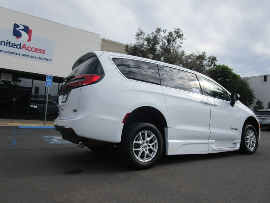 Used 2023 Chrysler Pacifica Touring L Safety - BraunAbility Side Entry Entry In Floor Automatic Ramp