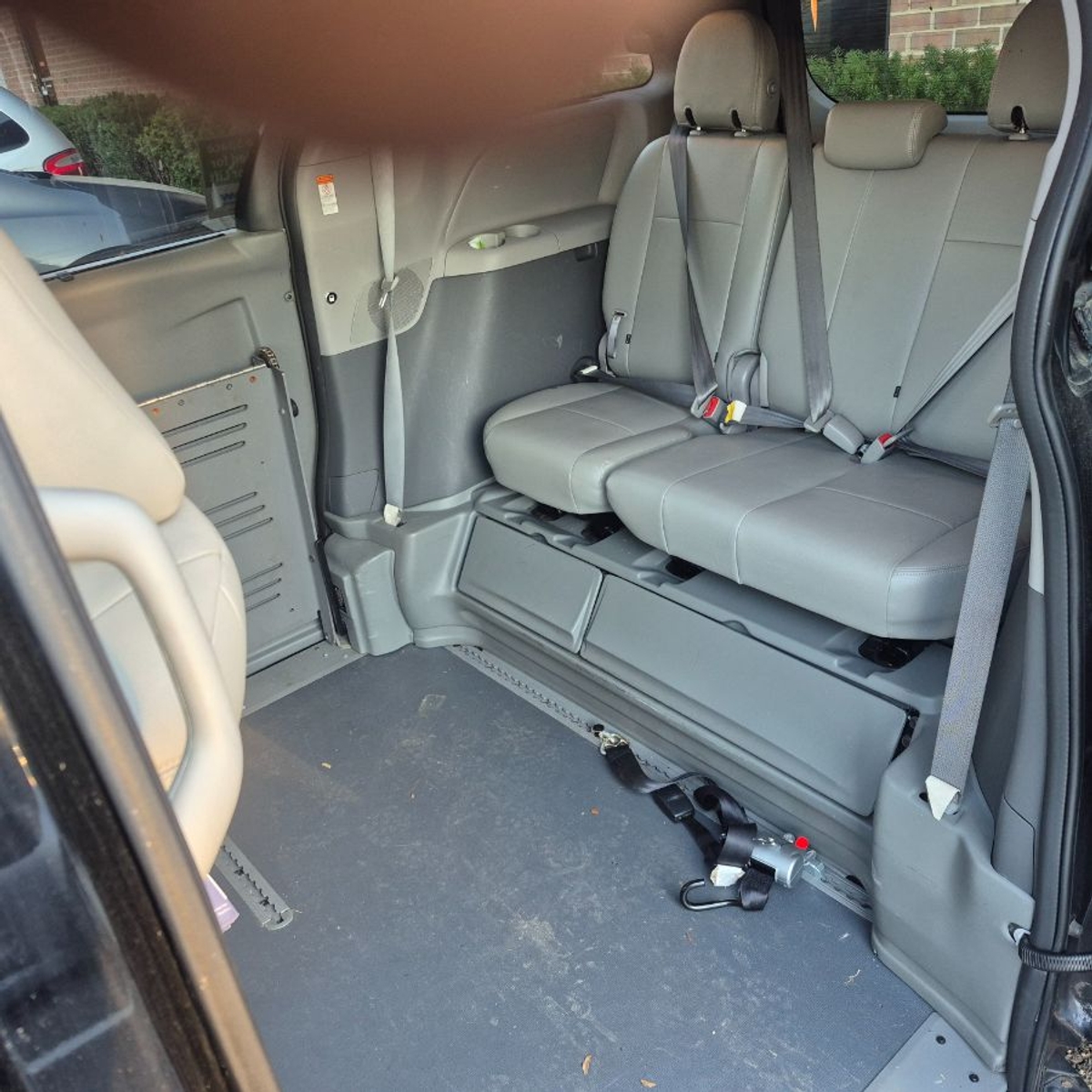 2015 TOYOTA SIENNA - Image 2