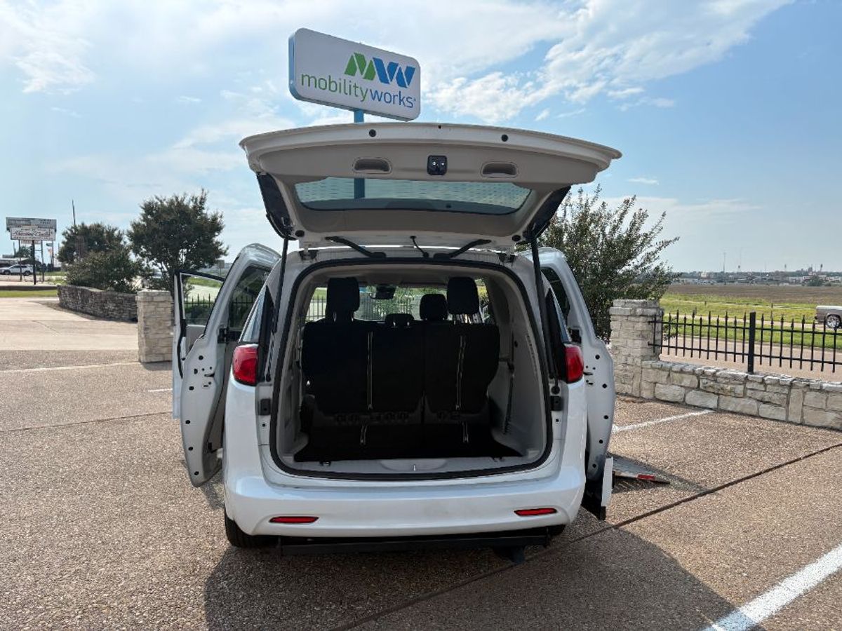 2024 CHRYSLER VOYAGER - Image 13