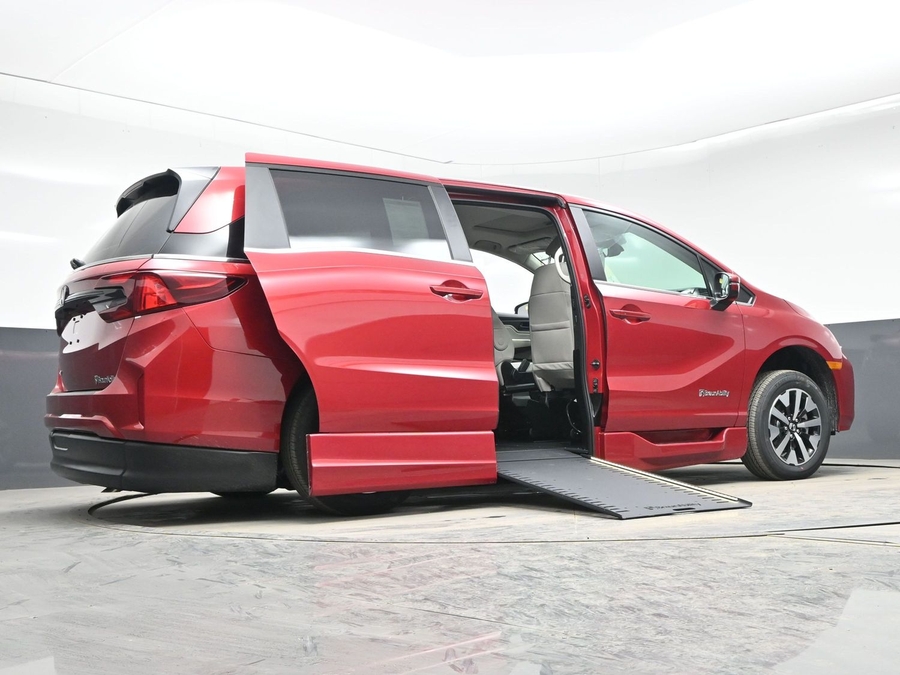 Red Honda Odyssey image number 21