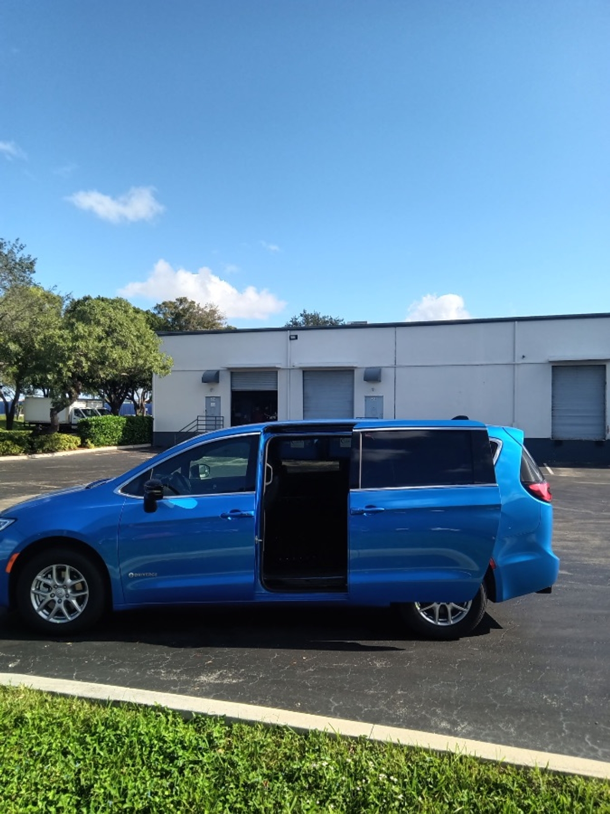 Blue Chrysler Pacifica image number 4