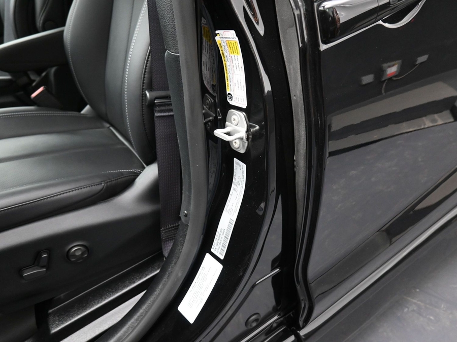 Black Chrysler Pacifica image number 16