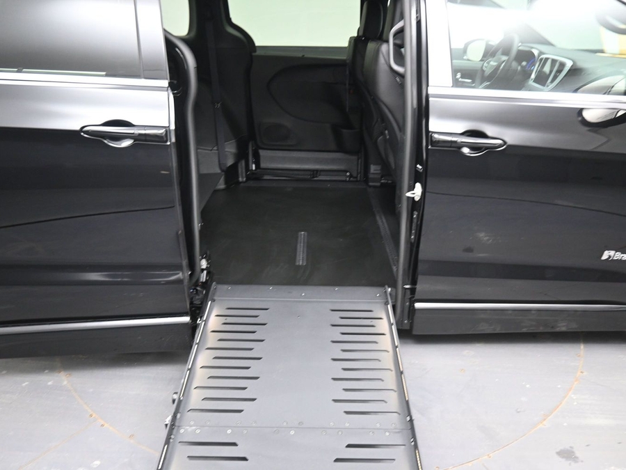 Black Chrysler Pacifica image number 14
