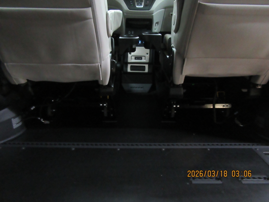 Grey Honda Odyssey image number 26