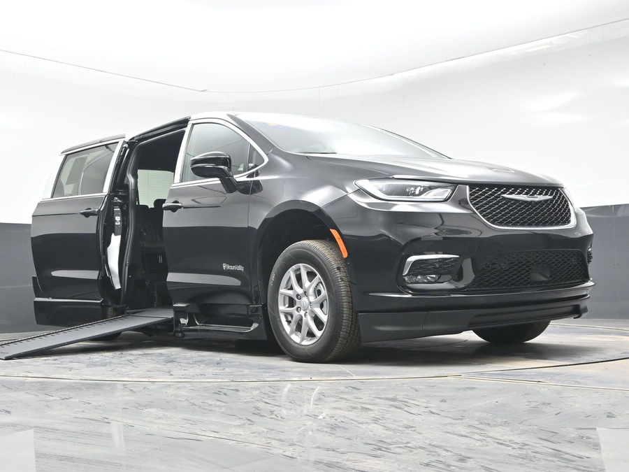 Black Chrysler Pacifica image number 18