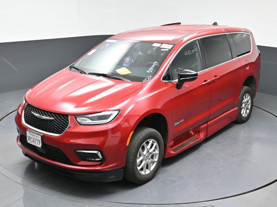 Used 2025 Chrysler Pacifica Select - BraunAbility Side Entry In Floor Automatic Ramp