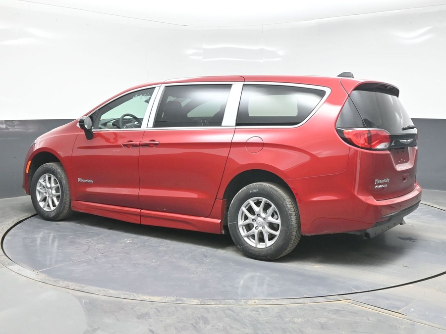 Red Chrysler Voyager image number 3