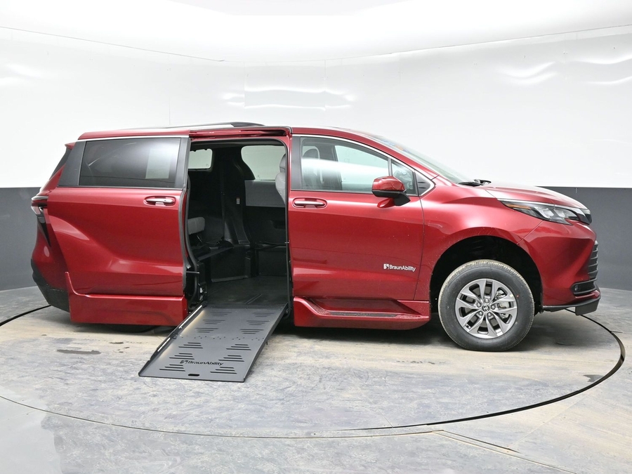 New 2026 Toyota Sienna Hybrid XLE Base - BraunAbility Side Entry Fold Out Automatic Ramp