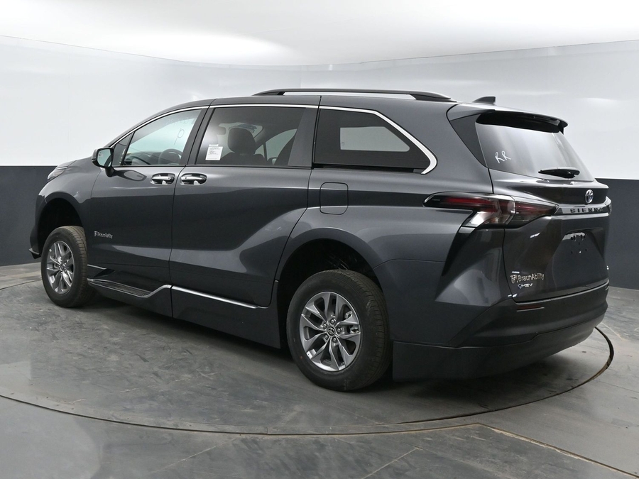 New 2025 Toyota Sienna Hybrid XLE Plus - BraunAbility Side Entry Entry In Floor Automatic Ramp