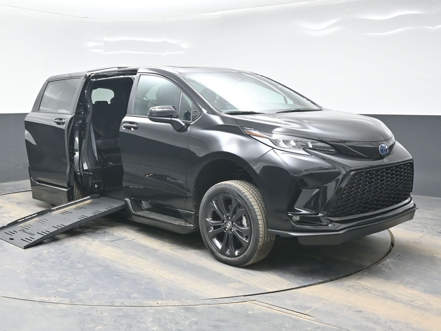 Black Toyota Sienna image number 4