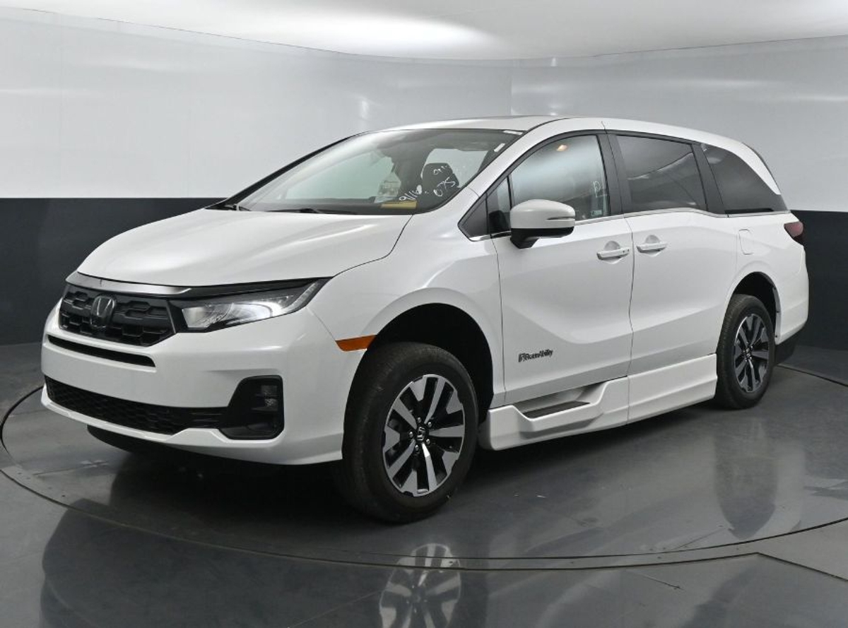 White Honda Odyssey image number 2