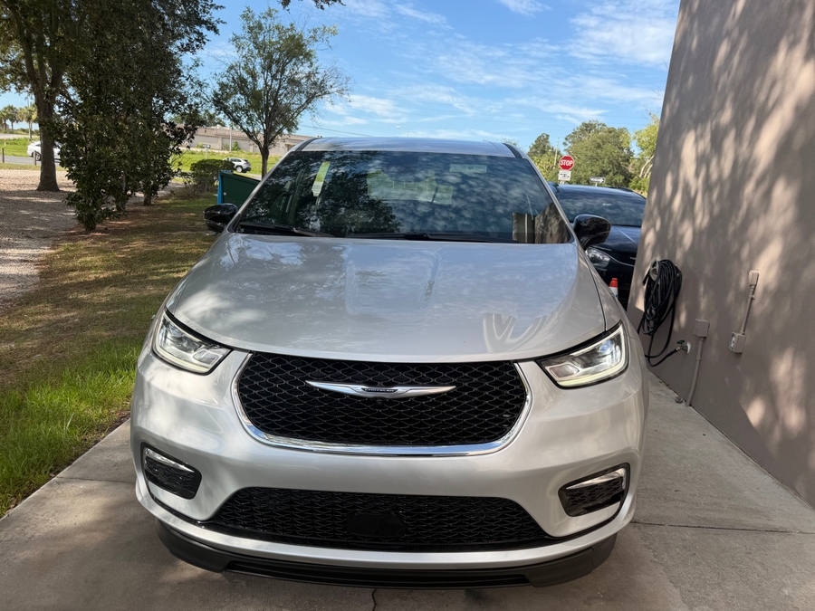 Silver Chrysler Pacifica image number 8