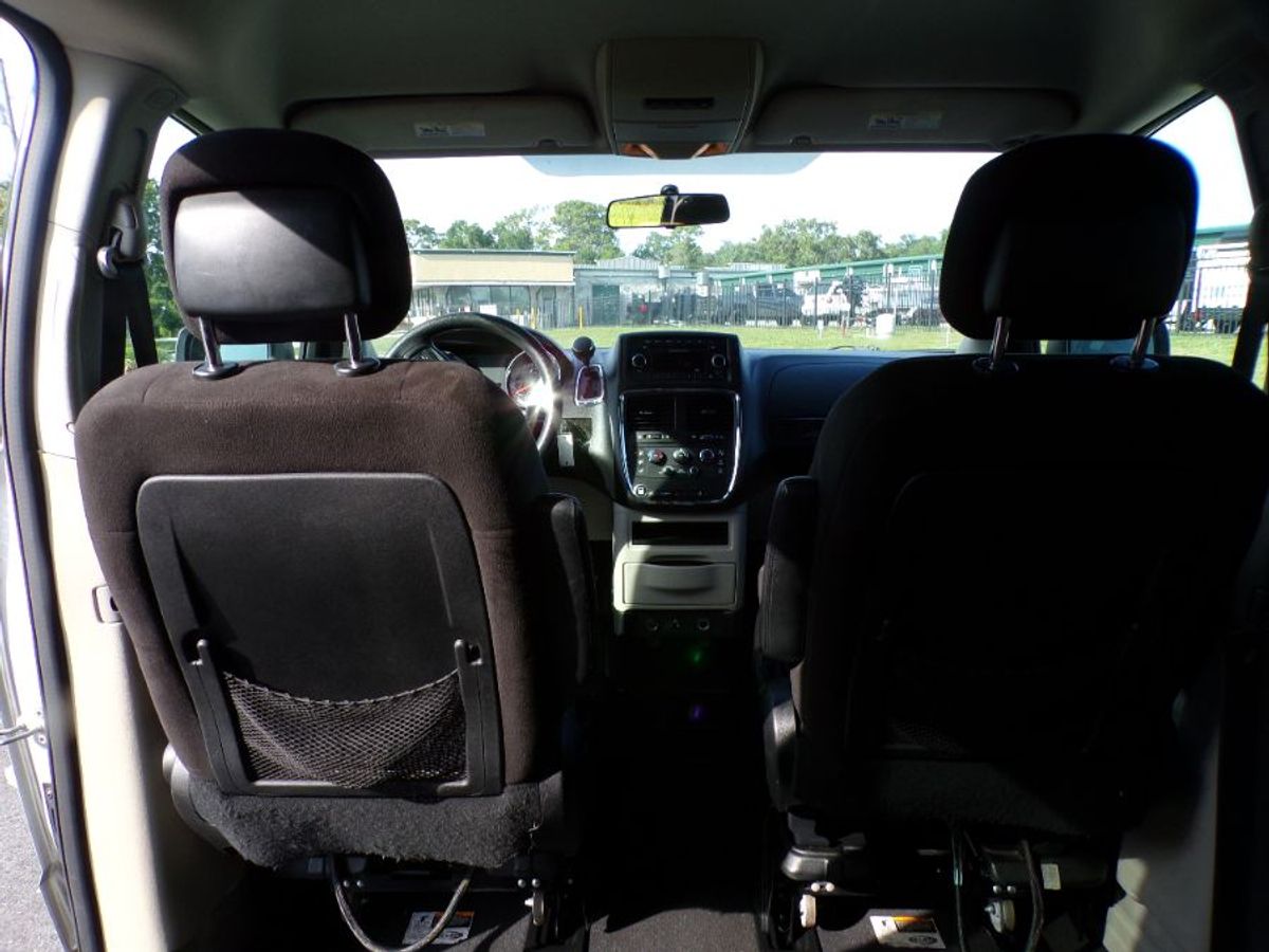 Silver Dodge Grand Caravan image number 17