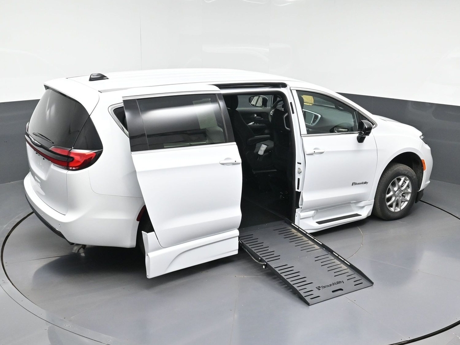 White Chrysler Pacifica image number 24