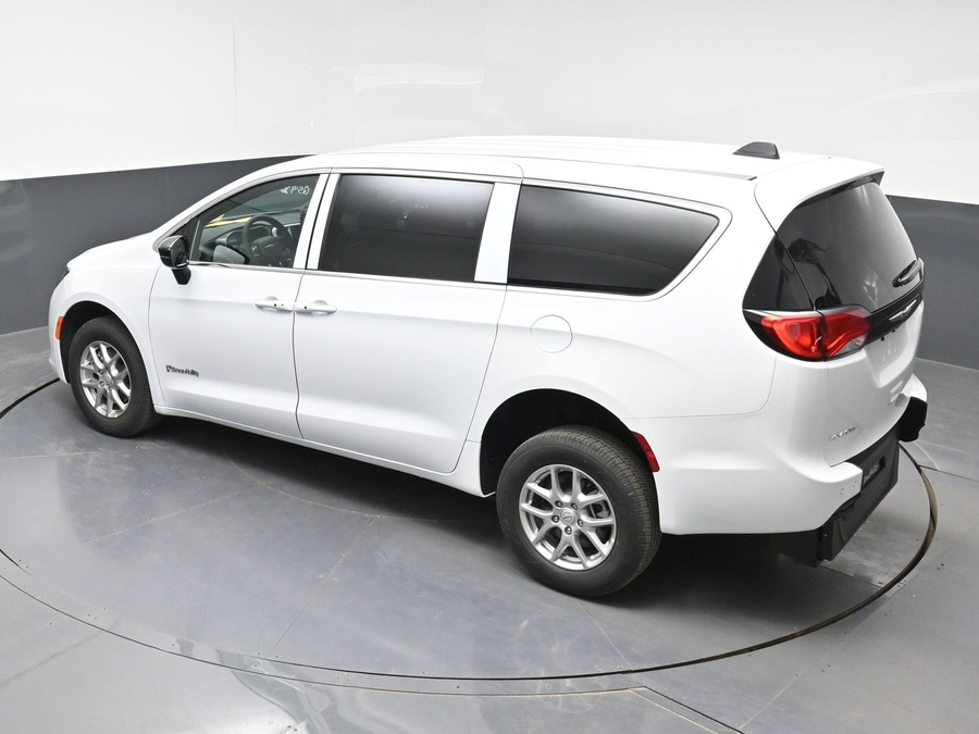 White Chrysler Voyager image number 11