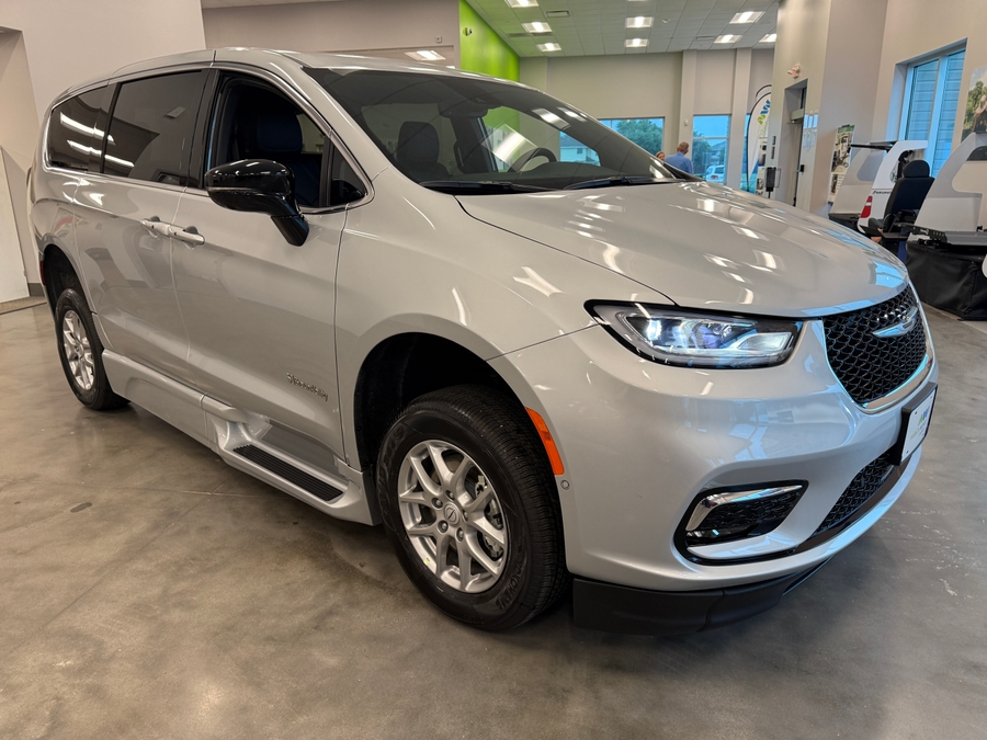 2026 Chrysler Pacifica Select's photo