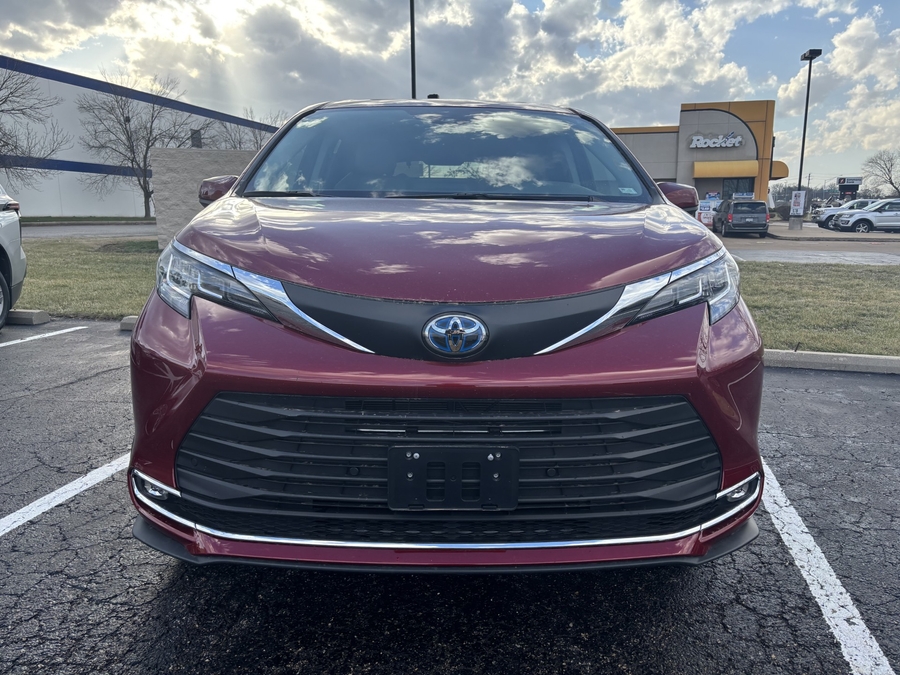 Used 2021 Toyota Sienna Hybrid XLE Base - BraunAbility Side Entry Entry Fold Out Automatic Ramp