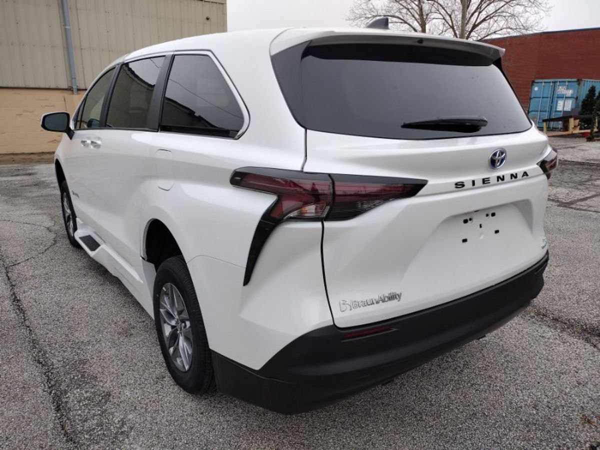 White Toyota Sienna image number 2