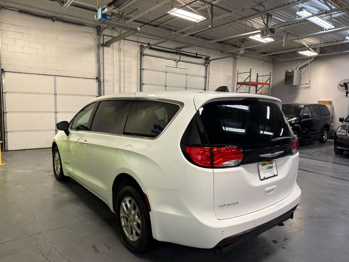 2026 CHRYSLER VOYAGER - Image 9