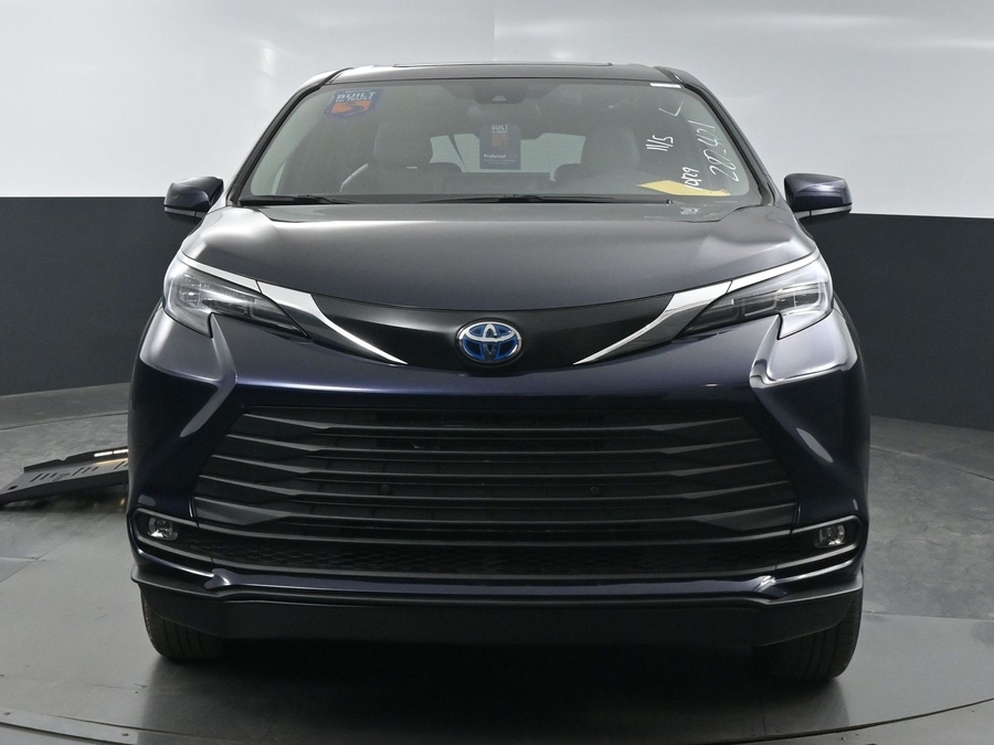 New 2025 Toyota Sienna Hybrid XLE Base - BraunAbility Side Entry Entry Fold Out Automatic Ramp