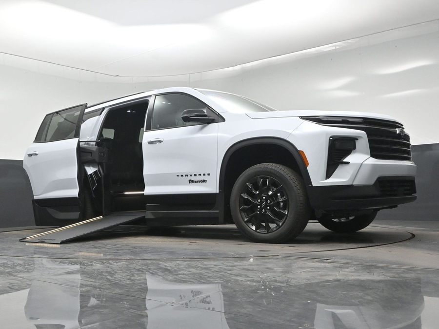 White Chevrolet Traverse image number 16