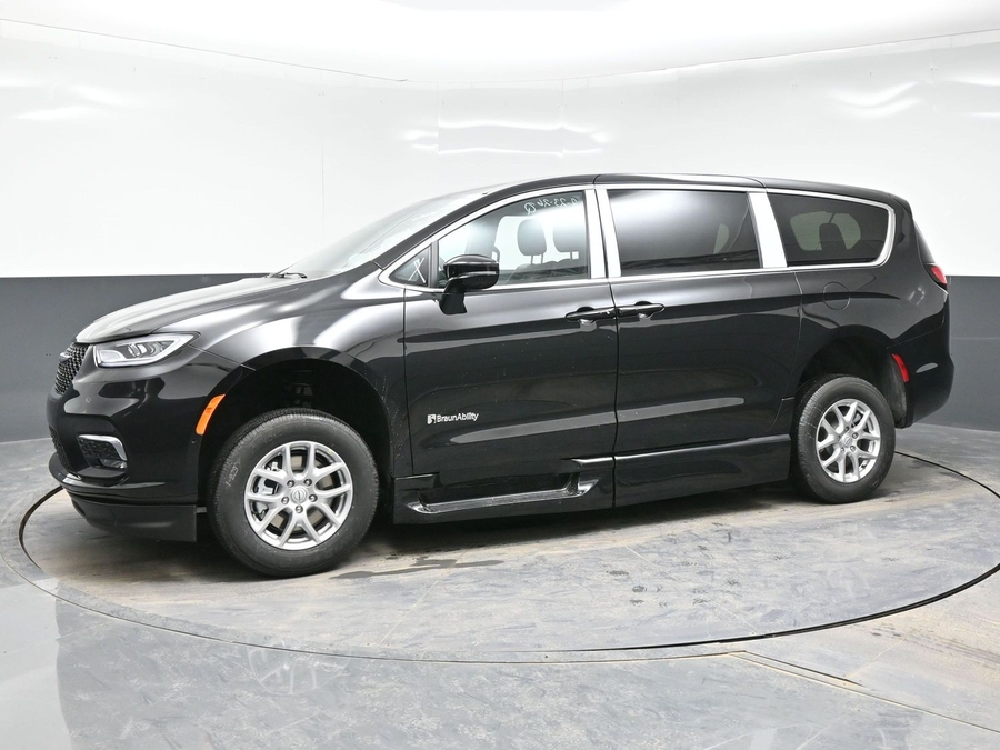 Black Chrysler Pacifica image number 2