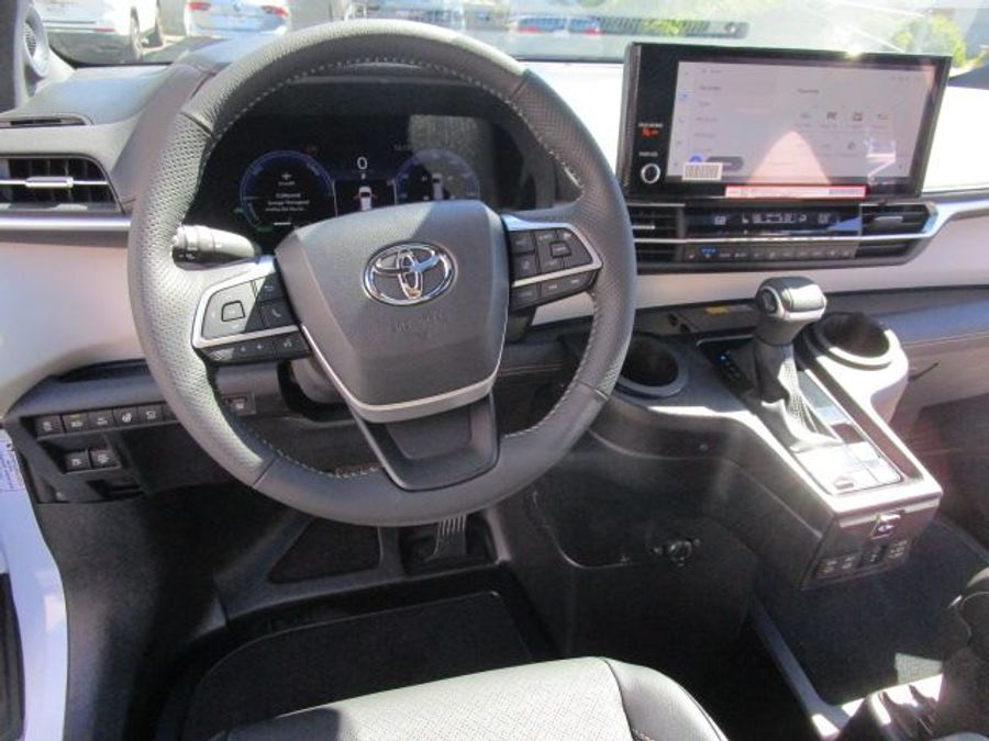 New 2025 Toyota Sienna Hybrid Platinum - BraunAbility Side Entry Entry Fold Out Automatic Ramp