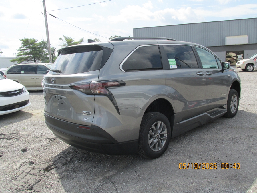 Grey Toyota Sienna image number 8